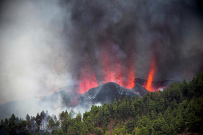Eurupción en La Palma: Una colada de lava comienza a afectar a las viviendas más cercanas al volcán