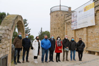 La visita del subdelegat del govern espanyol a Lleida, José Crespín, amb l'alcadessa de Tàrrega, Alba Pijuan, als tres torricons restaurats del parc de Sant Eloi.