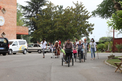 Els usuaris van arribar als jardins del Centre Geriàtric Lleida muntats en tricicles.