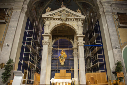 Andamios de más de 20 metros de altura instalados en el presbiterio de la iglesia.