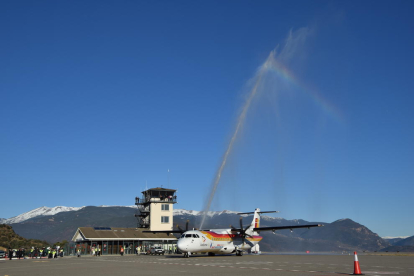 El tradicional ‘bateig’ de l’avió d’Air Nostrum per inaugurar ahir la ruta entre la Seu i Madrid.