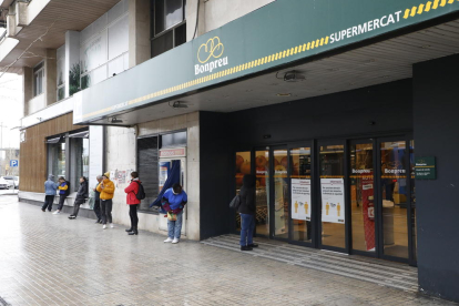 Colas para comprar en un supermercado en marzo de 2020. 