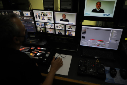 La sala de control de Lleida Televisió durante la grabación de la jornada de análisis sobre cómo afrontar el salto al mercado exterior.