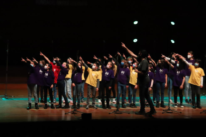 Los cantantes del coro infantil del Orfeó Lleidatà durante su actuación ayer en el Auditori.