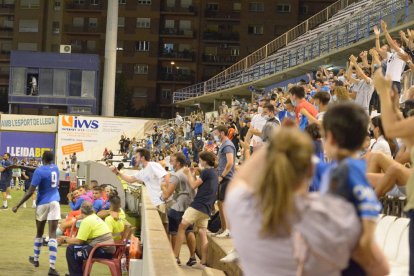 Toni Vicente, capità del Lleida Esportiu i un dels fills d’Emili, va rebre de mans de la seua mare el trofeu de campions.