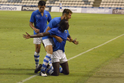 Toni Vicente, capità del Lleida Esportiu i un dels fills d’Emili, va rebre de mans de la seua mare el trofeu de campions.