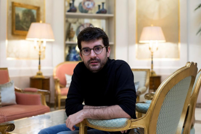 El escritor y dramaturgo Marc Artigau presentó ayer en Barcelona su nueva novela, ‘Jo era el món’.