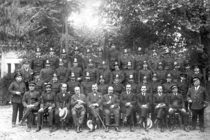 Fotografia de la plantilla dels Bombers de Lleida feta el 1928 als Camps Elisis de la capital del Segrià.
