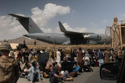 Militares británicos participan en la misión de evacuación del personal autorizado del aeropuerto de Kabul.