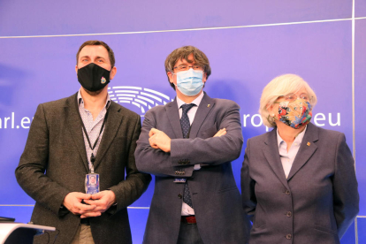 Toni Comín, Carles Puigdemont i Clara Ponsatí, ahir, després de comparèixer a l’Europarlament.