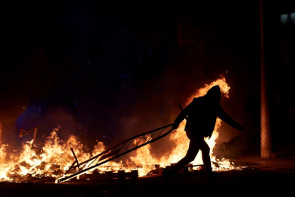 La quema de una barricada en la calle Aragó de Barcelona casi acaba incendiando un edificio.
