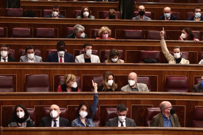 Diputats donen indicacions als seus companys del que han de votar en el ple del Congrés d’ahir.