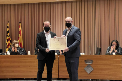 Lluís Cortés muestra el diploma de hijo adoptivo de Balaguer junto al alcalde Jordi Ignasi Vidal.