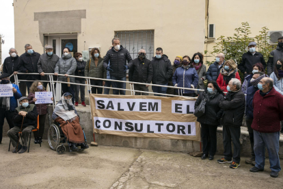 Numerosos vecinos secundaron la protesta frente al consultorio de Tarroja.