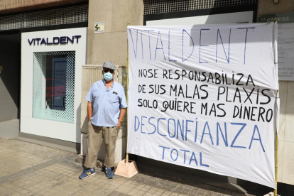 El veí de Balaguer que va protestar ahir a Lleida.