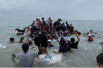Algunos inmigrantes llegan exhaustos a la arena.