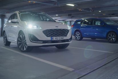 Ford demostra el potencial d'un vehicle connectat que es comunica amb la infraestructura dels aparcaments no només per trobar una plaça, sinó per aparcar ell mateix.