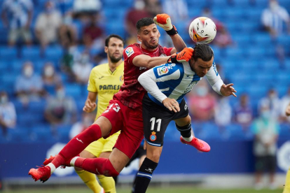 El porter Gerónimo Rulli intenta refusar una pilota davant de Raúl de Tomás, davanter de l’Espanyol.