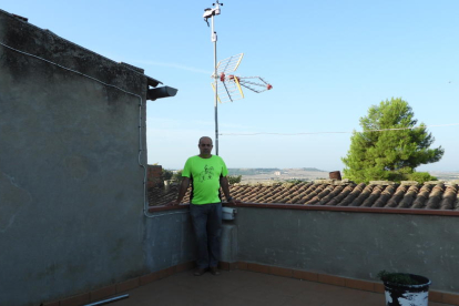 El Josep posa amb la nova estació meteorològica que s'ha instal·lat a l'antena de la tele.