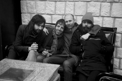 El fotógrafo leridano Rafa Ariño (segundo por la derecha) con los integrantes de Sidonie. 