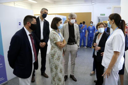 El conseller de Salut, Josep Maria Argimon, visitant el punt de vacunació per la covid-19 a Alcarràs.
