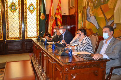 El president de la Diputació de Lleida, Joan Talarn, amb la resta de vicepresidents, durant el Ple de la institució.