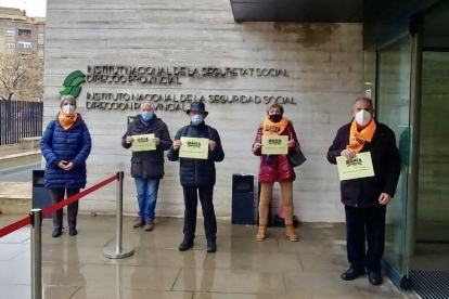 Un grupo de pensionistas protestando ante el INSS en Lleida.