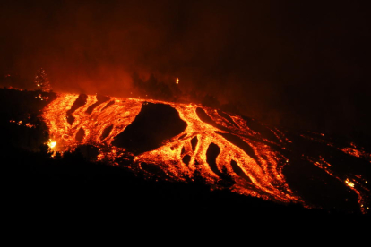El volcán de La Palma continúa en erupción con hasta ocho bocas expulsando lava
