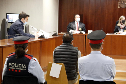 El acusado de tráfico de drogas y tenencia il·licita de armas en el juicio de conformidad hecho en la Audiencia de Lleida.