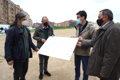 Sergi Talamonte, Miquel Pueyo, Toni Postius i Francesc Moix observen el pla del futur parc.