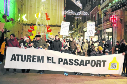 Protesta contra el passaport Covid - Desenes de persones van tornar a protestar ahir contra l’obligatorietat del certificat Covid amb una marxa per diversos carrers que va arrancar a Ricard Viñes.