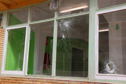 Las ventanas del centro de menores de Torredembarra, destrozadas después del ataque de este jueves.