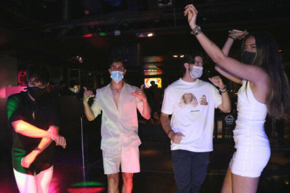Un grupo de jóvenes que baila con mascarilla en la pista de la discoteca Flashback de Salou en junio.
