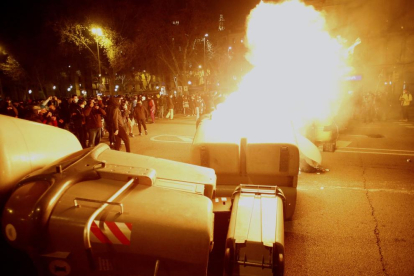 Barricada de fuego en Barcelona, anoche, durante las protestas contra el encarcelamiento de Hasél.