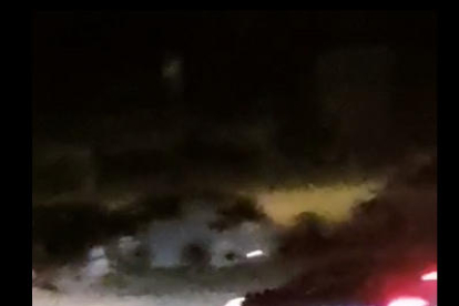 Fotogrames d’un vídeo gravat pels veïns amb cotxes fent virolles de matinada.