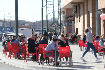 Imatge de clients ahir al migdia en una terrassa de Lleida ciutat.