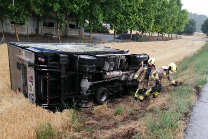 Imatge del camió bolcat ahir a la carretera L-313 a Oliola.