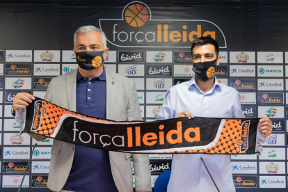 El nou entrenador del Força Lleida, Gerard Encuentra, amb el president del club, Albert Aliaga.