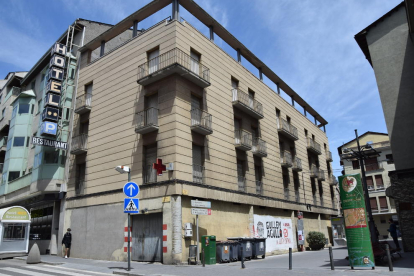 Un edificio en pleno centro de La Seu  -  El edificio está situado en pleno centro de La Seu. Tiene una planta subterránea, ahora está destinada a plazas de aparcamiento para particulares en régimen de alquiler, una planta baja y otras tres pla ...