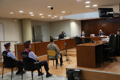 El acusado, ayer en la primera sesión del juicio celebrado en la Audiencia de Lleida. 