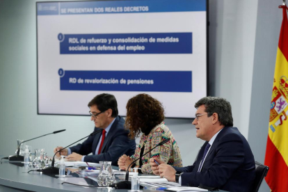 El ministre de Sanitat, Salvador Illa (esquerra); la ministra d'Hisenda i portaveu del Govern espanyol, María Jesús Montero (centre), i el ministre d'Inclusió, Seguretat Social i Migracions, José Luis Escrivá (dreta), durant la roda de premsa posterior al Consell de Ministres.