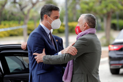 Sánchez saludant ahir el líder de l’UGT, Josep Maria Àlvarez, a l’arribar al congrés del sindicat.