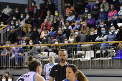 El equipo celebra la sexta victoria con el dorsal de Lukacovicova.