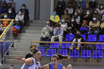 El equipo celebra la sexta victoria con el dorsal de Lukacovicova.