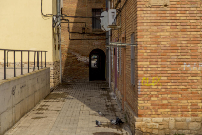 Entre los bloques hay angostos callejones interiores.