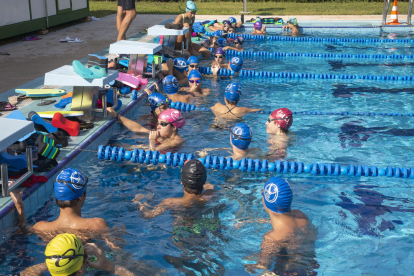 Un grupo de nadadores del CN Tàrrega el pasado sábado en la piscina climatizada al aire libre de Verdú.