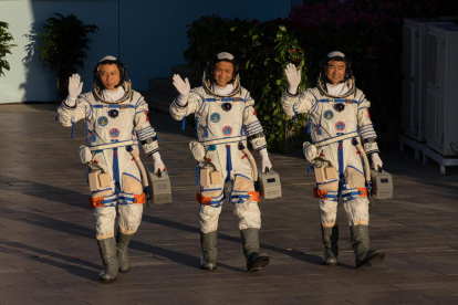 Los tres tripulantes de la  misión espacial para completar las obras. 