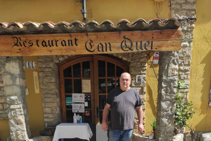 Josep Maria Camarasa a l’entrada del seu restaurant.