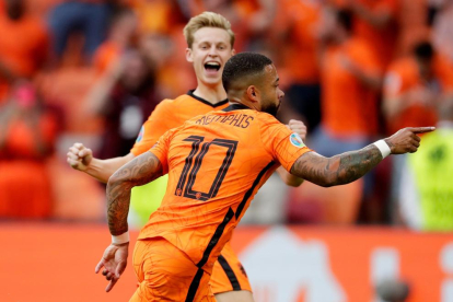 Depay celebra ante Frenkie De Jong el gol que marcó.