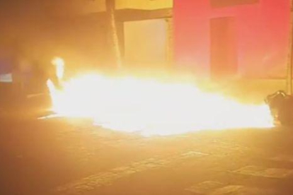 Contenedores en llamas en la calle Mequinensa de Lleida